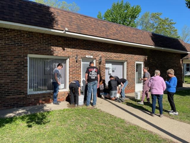 FFA Students along with NC Planter Group planting flower at city hall